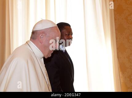 Le pape François rencontre le président du Togo Faure Essozimna Gnassingbe au Vatican le 29 avril 2019. Photo par Eric Vandeville/ABACAPRESS.COM Banque D'Images