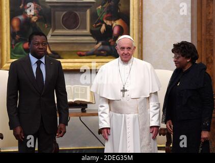 Le pape François rencontre le président du Togo Faure Essozimna Gnassingbe et sa mère Sabine Mensah au Vatican le 29 avril 2019. Photo par Eric Vandeville/ABACAPRESS.COM Banque D'Images