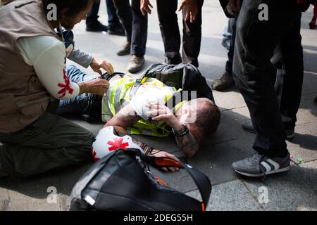 Manifestant blessé portant une veste jaune lors du rassemblement annuel du jour de mai à Paris le 1er mai 2019. La police anti-émeute de Paris a tiré des gaz lacrymogène alors qu'ils se sont mis au point contre des manifestants de la ligne dure parmi des dizaines de milliers de manifestants du jour de mai, qui ont inondé la ville le 1er mai pour mettre à l'épreuve la politique de tolérance zéro de la France sur les violences de rue. Photo de Raphaël Lafargue/ABACAPRESS.COM Banque D'Images