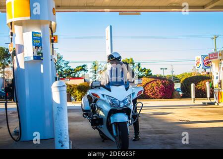 Stone Mountain, GA USA - 03 07 20: Une moto cop à une pompe à gaz Banque D'Images