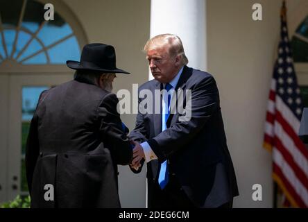 Le président américain Donald Trump serre la main avec le rabbin Yisroel Goldstein, du Chabad de Poway, qui a été blessé la semaine dernière à la synagogue lors d'une journée nationale du service de prière dans le jardin des roses de la Maison Blanche à Washington, D.C., aux États-Unis, le jeudi 2 mai 2019. Photographe: Al Drago/Bloomberg /pool/ABACAPRESS.COM Banque D'Images