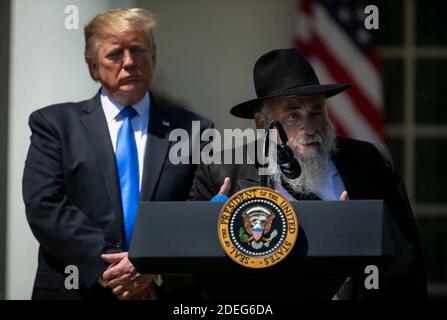 Le rabbin Yisroel Goldstein, du Chabad de Poway, qui a été blessé la semaine dernière lors de la fusillade dans la synagogue, s'exprime en écoutant le président américain Donald Trump lors d'une journée nationale du service de prière dans le jardin des roses de la Maison Blanche à Washington, D.C., aux États-Unis, le jeudi 2 mai 2019. Photographe: Al Drago/Bloomberg /pool/ABACAPRESS.COM Banque D'Images