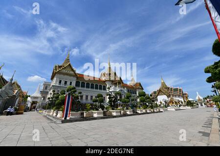 Une photo mise à disposition par le Comité des relations publiques pour le couronnement du roi Rama X montre les gardes royales thaïlandais marchant pendant le transfert de la plaque royale d'or du titre officiel du roi, la plaque royale d'or de l'horoscope du roi, Et le Sceau d'État royal du temple du Bouddha d'Émeraude à la salle du trône Baisal Daksin, dans le cadre de la cérémonie du couronnement du roi, à l'intérieur du palais royal de Bangkok, en Thaïlande, le 03 mai 2019. L'ancienne cérémonie traditionnelle de couronnement de trois jours du roi thaïlandais Maha Vajiralongkorn Bodindradebayavarangkun, également connu sous le nom de Kin Banque D'Images