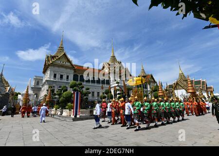 Une photo mise à disposition par le Comité des relations publiques pour le couronnement du roi Rama X montre les gardes royales thaïlandais marchant pendant le transfert de la plaque royale d'or du titre officiel du roi, la plaque royale d'or de l'horoscope du roi, Et le Sceau d'État royal du temple du Bouddha d'Émeraude à la salle du trône Baisal Daksin, dans le cadre de la cérémonie du couronnement du roi, à l'intérieur du palais royal de Bangkok, en Thaïlande, le 03 mai 2019. L'ancienne cérémonie traditionnelle de couronnement de trois jours du roi thaïlandais Maha Vajiralongkorn Bodindradebayavarangkun, également connu sous le nom de Kin Banque D'Images