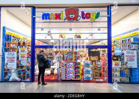 Nivelles, Belgique. 30 novembre 2020: Préparatifs avant la réouverture des magasins mardi 1er décembre après la deuxième vague Covid-19 et confinement le 30 novembre 2020 à Nivelles, Belgique. Crédit : Frédéric Sierakowski/Isopix/ISOPIX/Alfa Images/Alay Live News Banque D'Images