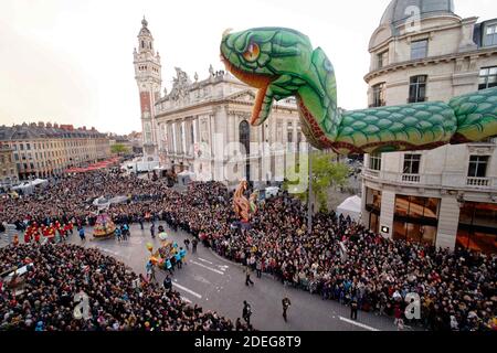 Des artistes se produisent lors du défilé d'Eldorado à Lille, dans le nord de la France, le 04 mai 2019, lors de l'événement de Lille 3000, avec pour thème cette année 'Mexico'. Photo par ABACAPRESS.COM Banque D'Images