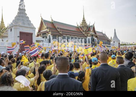 Le 6 mai 2019, les gens attendent le crabot du roi Rama X, sa Majesté le roi Maha Vajiralongkorn Bodindradebayavarangkun à Bangkok, en Thaïlande. Photo de Loic Baratoux/ABACAPRESS.COM Banque D'Images