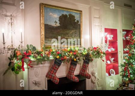 La salle chinoise de la Maison Blanche est décorée de bas de Noël au-dessus de la cheminée pour POTUS, FLOTUS et Barron, lors de la prévisualisation de la presse des 2020 décorations de Noël à la Maison Blanche à Washington, DC le lundi 30 novembre 2020. Le thème de cette année est America the Beautiful et il y a 106 couronnes, 62 arbres de Noël, plus de 1,200 pieds de guirlande, plus de 3,200 pieds de torons de lumières, plus de 17,000 noeuds liés et plus de 150 variétés de feuillage et floral.Credit: Rod Lamkey/CNP | usage dans le monde entier Banque D'Images