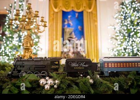 Le train White House Express décore la table centrale de la salle est de la Maison Blanche, lors de la prévisualisation à la presse des 2020 décorations de Noël à la Maison Blanche à Washington, DC, le lundi 30 novembre 2020. Le thème de cette année est America the Beautiful et il y a 106 couronnes, 62 arbres de Noël, plus de 1,200 pieds de guirlande, plus de 3,200 pieds de torons de lumières, plus de 17,000 noeuds liés et plus de 150 variétés de feuillage et floral.Credit: Rod Lamkey/CNP | usage dans le monde entier Banque D'Images