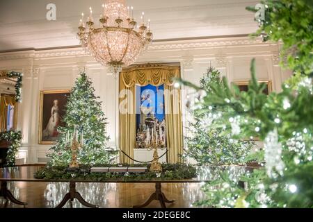 Le train White House Express décore la table centrale de la salle est de la Maison Blanche, lors de la prévisualisation à la presse des 2020 décorations de Noël à la Maison Blanche à Washington, DC, le lundi 30 novembre 2020. Le thème de cette année est America the Beautiful et il y a 106 couronnes, 62 arbres de Noël, plus de 1,200 pieds de guirlande, plus de 3,200 pieds de torons de lumières, plus de 17,000 noeuds liés et plus de 150 variétés de feuillage et floral.Credit: Rod Lamkey/CNP | usage dans le monde entier Banque D'Images