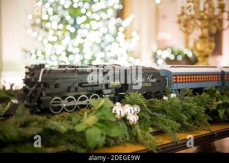 Le train White House Express décore la table centrale de la salle est de la Maison Blanche, lors de la prévisualisation à la presse des 2020 décorations de Noël à la Maison Blanche à Washington, DC, le lundi 30 novembre 2020. Le thème de cette année est America the Beautiful et il y a 106 couronnes, 62 arbres de Noël, plus de 1,200 pieds de guirlande, plus de 3,200 pieds de torons de lumières, plus de 17,000 noeuds liés et plus de 150 variétés de feuillage et floral.Credit: Rod Lamkey/CNP | usage dans le monde entier Banque D'Images