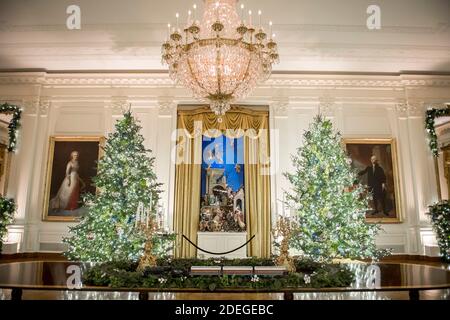 Le train White House Express décore la table centrale de la salle est de la Maison Blanche, lors de la prévisualisation à la presse des 2020 décorations de Noël à la Maison Blanche à Washington, DC, le lundi 30 novembre 2020. Le thème de cette année est America the Beautiful et il y a 106 couronnes, 62 arbres de Noël, plus de 1,200 pieds de guirlande, plus de 3,200 pieds de torons de lumières, plus de 17,000 noeuds liés et plus de 150 variétés de feuillage et floral.Credit: Rod Lamkey/CNP | usage dans le monde entier Banque D'Images