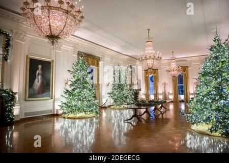 Le train White House Express décore la table centrale de la salle est de la Maison Blanche, lors de la prévisualisation à la presse des 2020 décorations de Noël à la Maison Blanche à Washington, DC, le lundi 30 novembre 2020. Le thème de cette année est America the Beautiful et il y a 106 couronnes, 62 arbres de Noël, plus de 1,200 pieds de guirlande, plus de 3,200 pieds de torons de lumières, plus de 17,000 noeuds liés et plus de 150 variétés de feuillage et floral.Credit: Rod Lamkey/CNP | usage dans le monde entier Banque D'Images