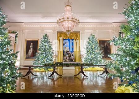 Le train White House Express décore la table centrale de la salle est de la Maison Blanche, lors de la prévisualisation à la presse des 2020 décorations de Noël à la Maison Blanche à Washington, DC, le lundi 30 novembre 2020. Le thème de cette année est America the Beautiful et il y a 106 couronnes, 62 arbres de Noël, plus de 1,200 pieds de guirlande, plus de 3,200 pieds de torons de lumières, plus de 17,000 noeuds liés et plus de 150 variétés de feuillage et floral.Credit: Rod Lamkey/CNP | usage dans le monde entier Banque D'Images