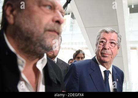 Patrick Balkany (R) et son avocat Eric Dupond-Moretti arrivent au palais de justice à Paris, France, le 13 mai 2019. Un couple de pouvoir politique, Patrick et Isabelle Balkany, maire et maire adjoint de la riche ville de Levallois-Perret, à l'ouest de Paris, sont jugés lundi sur des soupçons de cacher plus de 13 millions d'euros d'actifs mal acquis, dont deux villas de luxe, de l'État français. Un tribunal de Paris va passer six semaines à se fraimer dans le marasme financier, les sociétés écrans au Panama et aux Seychelles, les comptes bancaires au Lichtenstein et à Singapour, et les fiduciaires suisses et les anciens hommes loyaux qui investissent Banque D'Images