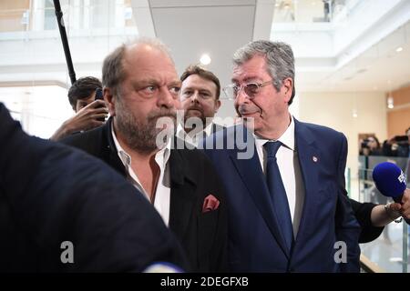 Patrick Balkany (R) et son avocat Eric Dupond-Moretti arrivent au palais de justice à Paris, France, le 13 mai 2019. Un couple de pouvoir politique, Patrick et Isabelle Balkany, maire et maire adjoint de la riche ville de Levallois-Perret, à l'ouest de Paris, sont jugés lundi sur des soupçons de cacher plus de 13 millions d'euros d'actifs mal acquis, dont deux villas de luxe, de l'État français. Un tribunal de Paris va passer six semaines à se fraimer dans le marasme financier, les sociétés écrans au Panama et aux Seychelles, les comptes bancaires au Lichtenstein et à Singapour, et les fiduciaires suisses et les anciens hommes loyaux qui investissent Banque D'Images