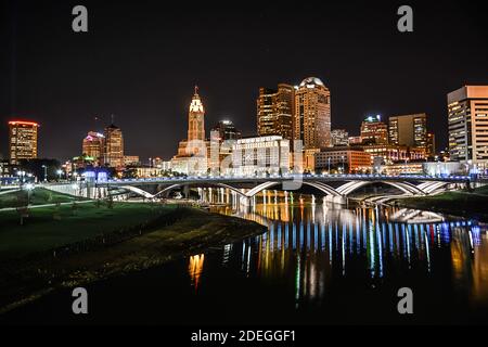 Columbus, OH Skyline de nuit depuis le pont Scioto Mile Banque D'Images