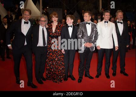 Giles Martin, David meunter, Bernie Taupin, Taron Egerton, directeur Dexter Fletcher et Bryce Dallas Howard quittant le tapis rouge de la projection 'Rocketman' tenue au Palais des Festivals à Cannes, France, le 16 mai 2019 dans le cadre du 72ème Festival de Cannes. Photo de Nicolas Genin/ABACAPRESS.COM Banque D'Images