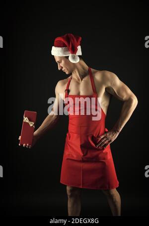 Meilleur cadeau de Noël pour la remise en forme, bien-être et les amateurs de sport. Homme fort tenir boîte-cadeau. Athletic cook avec cadeau de Noël. Fête de Saint Nicolas. Boxing day. Nouvelle année présents. Cadeau du père Noël. Banque D'Images