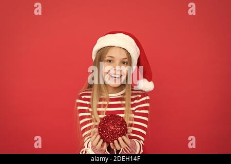 Boutique de décoration pour enfants. santa tree ball. sentiment heureux de noël. shopping de Noël le temps. Prêt à célébrer la nouvelle année. Apportez de la créativité pour la décoration de la maison. Ambiance de fête. Banque D'Images