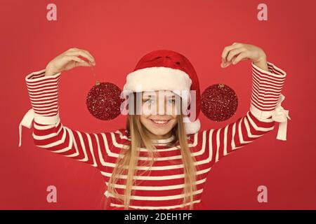 Décoration joyeuse. prêt célébrer la nouvelle année. Apportez de la créativité pour la décoration de la maison. Ambiance de fête. Boutique de décoration pour enfants. santa tree ball. sentiment heureux de noël. Les achats de Noël. Banque D'Images