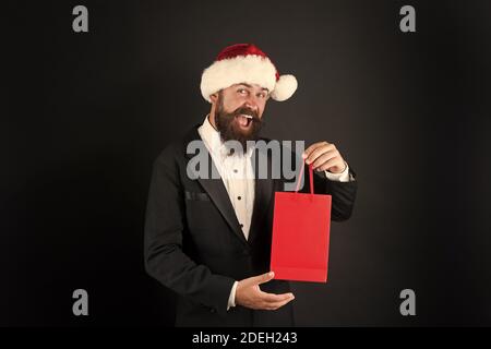 Surprise du patron. Portrait de Noël a surprise. Homme barbu maintenir sac a surprise. Surprise pour l'employé. Nouvelle année présents. Cadeau de Noël. Noël est le temps de s'il vous plaît, copiez l'espace. Banque D'Images