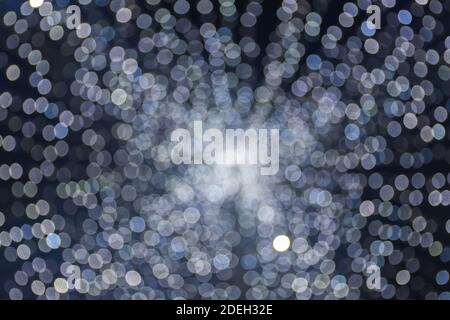 Arrière-plan bokeh abstrait. Des décorations d'hiver étincelantes s'illuminant la nuit. Banque D'Images
