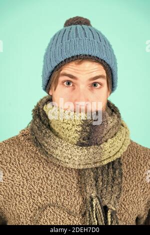 Sensation de malaise et de froid. Il a attrapé un rhume. homme pulls fashion. Les hommes pauvres. accessoire en tricot homme sans domicile. l'homme congelé une sensation de froid en hiver. pas de grippe. hiver prévisions météo. guy porter des vêtements chauds. Banque D'Images