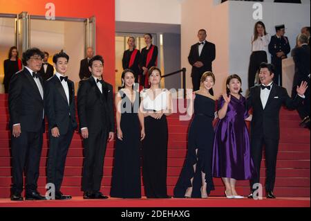 Kang-Ho Song, Lee Sun-Kyun, Lee Jung-Eun, Cho Yeo-Jeong, Chang Hyae-Jin, Park SO-Dam, Choi Woo-Shik et Bong Joon-Ho arrivent sur le tapis rouge de la projection du parasite qui s'est déroulée au Palais des Festivals à Cannes, en France, le 21 mai 2019, dans le cadre du 72ème Festival du film de Cannes. Photo de Nicolas Genin/ABACAPRESS.COM Banque D'Images