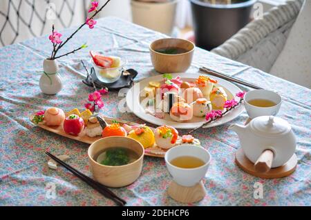 Temari Sushi (Sushi en forme de balle) pour le festival Hinamatsuri, cuisine japonaise Banque D'Images