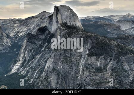 Glacier point, avec vue imprenable sur la vallée de Yosemite, le demi-dôme, les chutes de Yosemite et le haut-pays de Yosemite. Banque D'Images