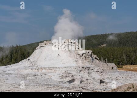 Castle Geyser vole entre les éruptions dans le bassin supérieur de Geyser du parc national de Yellowstone, Wyoming, États-Unis. Banque D'Images