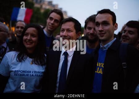 François Xavier Bellamy Chef de la liste européenne du groupe politique français les Républicains au milieu de la foule après son discours. Les Républicains ( LR ) ont organisé un rassemblement avec François Xavier Bellamy, chef de la liste politique du groupe politique français les Républicains pour les élections européennes dans le sept arrondissement de Paris derrière les Invalides. Mai 24 2019. Photo de Raphael Lafargue/ABACAPRESS.COM Banque D'Images