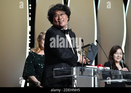 Le réalisateur sud-coréen Bong Joon-Ho pose sur scène son trophée après avoir été récompensé avec la Palme d'Or pour le film 'parasite (Gisaengchung)' le 25 mai 2019 lors de la cérémonie de clôture de la 72e édition du Festival de Cannes, dans le sud de la France. Photo de David Niviere/ABACAPRESS.COM Banque D'Images