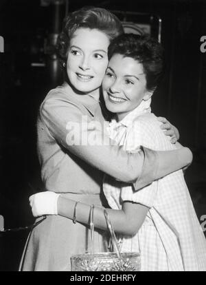 Deborah Kerr et Jean Simmons sur l'ensemble de, 'thé et sympathie' (1956) MGM / référence du dossier # 34000-840THA Banque D'Images