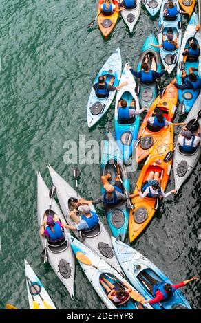 des personnes dans des kayaks colorés pour une excursion en kayak sur le Fleuve Chicago Banque D'Images
