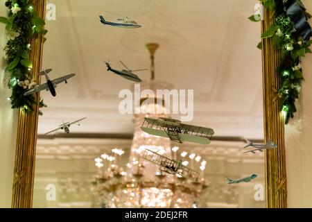 Washington, États-Unis d'Amérique. 29 novembre 2020. Washington, États-Unis d'Amérique. 29 novembre 2020. Les miroirs de la salle est de la Maison Blanche décorés avec des avions de jouets pendant la saison de Noël décoration aperçu 29 novembre 2020 à Washington, DC. Le thème des 2020 décorations est « l’Amérique la belle ». Crédit : Andrea Hanks/White House photo/Alamy Live News Banque D'Images