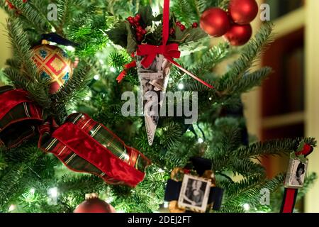 Washington, États-Unis d'Amérique. 29 novembre 2020. Washington, États-Unis d'Amérique. 29 novembre 2020. Des images de leaders et d'artistes américains historiques décorent les arbres de Noël dans la salle Vermeil de la Maison Blanche pendant la période de Noël aperçu de la décoration 29 novembre 2020 à Washington, DC. Le thème des 2020 décorations est « l’Amérique la belle ». Crédit : Andrea Hanks/White House photo/Alamy Live News Banque D'Images