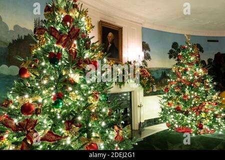 Washington, États-Unis d'Amérique. 29 novembre 2020. Washington, États-Unis d'Amérique. 29 novembre 2020. La salle de réception diplomatique de la Maison Blanche est décorée pour la saison de Noël pendant la période de prévisualisation du 29 novembre 2020 à Washington, DC. Le thème des 2020 décorations est « l’Amérique la belle ». Crédit : Andrea Hanks/White House photo/Alamy Live News Banque D'Images