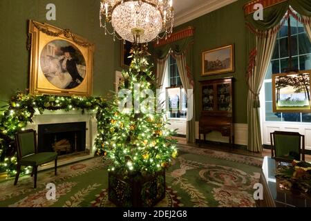 Washington, États-Unis d'Amérique. 29 novembre 2020. Washington, États-Unis d'Amérique. 29 novembre 2020. La salle verte de la Maison Blanche est décorée pour la saison de Noël lors de la prévisualisation le 29 novembre 2020 à Washington, DC. Le thème des 2020 décorations est « l’Amérique la belle ». Crédit : Andrea Hanks/White House photo/Alamy Live News Banque D'Images