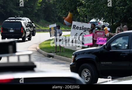 Les manifestants tiennent des pancartes tandis que le cortège du président américain Donald Trump quitte le club de golf national de Trump le 1er juin 2019 à Sterling, Virginie.photo d'Olivier Douliery/Abaca Press Banque D'Images