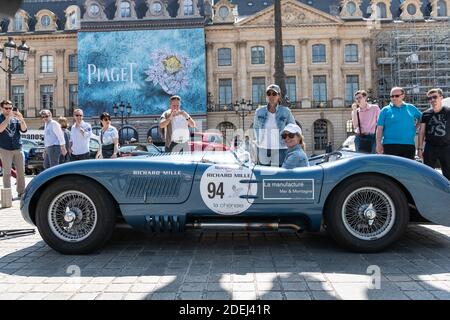 Ines Cohen (en voiture) et Berenice Cohen pilotent une Porsche 1982 SC 911 sur la 20e édition du Rallye des Princesses 'Princessess' Rally', une course automobile de 5 jours pour les femmes uniquement sur les voitures d'époque, commence le 2 juin à partir de Paris pour atteindre Saint Tropez le 6 juin. Les équipes s'inscrivent et présentent les voitures le 1er juin sur la place Vendôme, Paris, France, le 1er juin 2019. Photo de Daniel Derajinski/ABACAPRESS.COM Banque D'Images