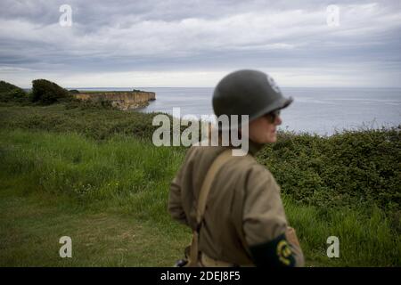 Les amateurs d'histoire en uniforme se dressent sur le sommet des ruines d'un bunker allemand, près de la côte normande, avant le 75e anniversaire du débarquement, à Pointe du hoc France, le 04 juin 2019. Les dirigeants du monde assisteront à des commémorations en Normandie, en France, le 06 juin 2019, pour marquer le 75e anniversaire du débarquement du jour J, qui a marqué le début de la fin de la Seconde Guerre mondiale en Europe. Photo par Eliot Blondt/ABACAPRESS.COM Banque D'Images