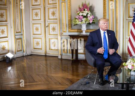 LE président AMÉRICAIN Donald Trump (L) et le président français Emmanuel Macron s'expriment lors d'une réunion à la préfecture de Caen, en Normandie, dans le nord-ouest de la France, le 6 juin 2019, en marge des commémorations du jour J marquant le 75e anniversaire du débarquement allié en Normandie pendant la Seconde Guerre mondiale. Photo par Eliot Blondt/ABACAPRESS.COM Banque D'Images