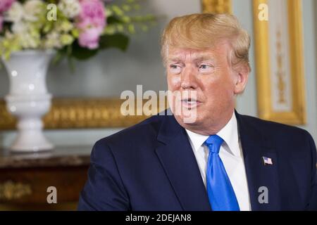 LE président AMÉRICAIN Donald Trump (L) et le président français Emmanuel Macron s'expriment lors d'une réunion à la préfecture de Caen, en Normandie, dans le nord-ouest de la France, le 6 juin 2019, en marge des commémorations du jour J marquant le 75e anniversaire du débarquement allié en Normandie pendant la Seconde Guerre mondiale. Photo par Eliot Blondt/ABACAPRESS.COM Banque D'Images