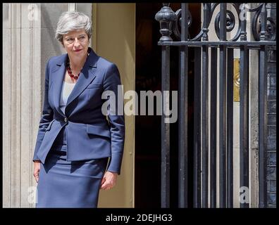 La première ministre britannique, Theresa May, souhaite la bienvenue à son homologue népalais, Khadga Prasad Sharma Oli (alias KP Sharma Oli), au numéro 10 Downing Street pour les pourparlers bilatéraux, Londres, Royaume-Uni, le 11 juin 2019. Photo de Pete Maclaine/i-Images/ABACAPRESS.COM Banque D'Images