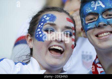 Les fans des États-Unis lors du match de la coupe du monde de football féminin FIFA 2019 du Groupe F, les États-Unis contre la Thaïlande au stade de Reims, Reims, France, le 11 juin 2019. Les États-Unis ont gagné 0-0. Photo de Henri Szwarc/ABACAPRESS.COM Banque D'Images