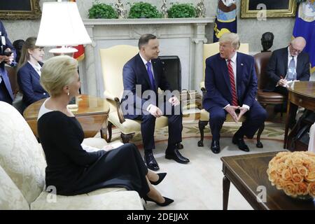 La première dame polonaise Agata Kornhauser-Duda (L) regarde le président américain Donald J. Trump (R) se mettre la main avec le président polonais Andrzej Duda (C) lors d'une réunion dans le Bureau ovale de la Maison Blanche à Washington, DC, USA, le 12 juin 2019. Plus tard dans la journée, le président Trump et le président Duda participeront à une cérémonie de signature pour renforcer la coopération militaire à militaire, y compris l'achat d'avions de chasse F-35 et une présence accrue de troupes américaines en Pologne. Photo de Shawn thew/Pool/ABACAPRESS.COM Banque D'Images