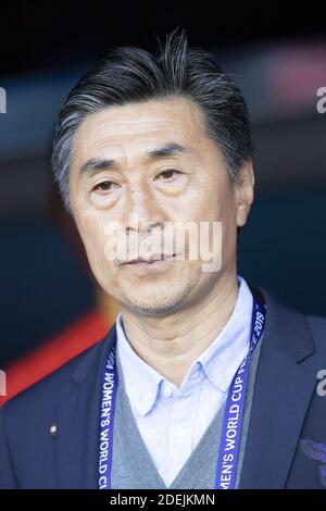 L'entraîneur chinois Jia Xiuqan (CHN) lors du match du groupe B de la coupe du monde des femmes de la FIFA 2019 entre l'Afrique du Sud et la Chine, au stade du Parc des Princes, le 13 juin 2019 à Paris, en France. Photo de Loic Baratoux/ABACAPRESS.COM Banque D'Images