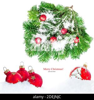 Bordure de Noël avec branches de sapin, neige et boules rouges isolées sur fond blanc. Mise en page créative Joyeux Noël Banque D'Images